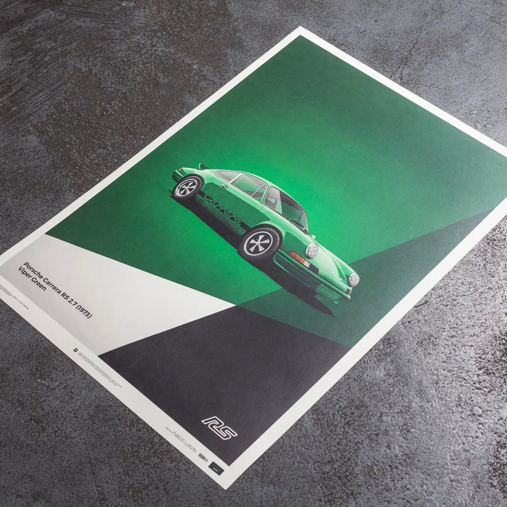 Affiche Automobilist verte avec au centre la Porsche 911 RS verte de 3/4 avant modélisée en 3D en édition limitée posée au sol