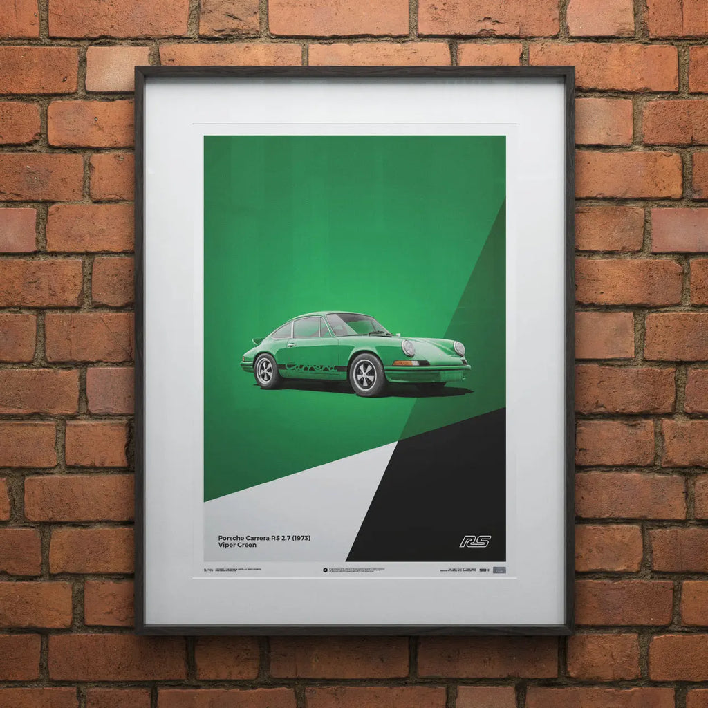Affiche Automobilist vert avec au centre la Porsche 911 RS verte de 3/4 avant modélisée en 3D en édition limitée encadrée