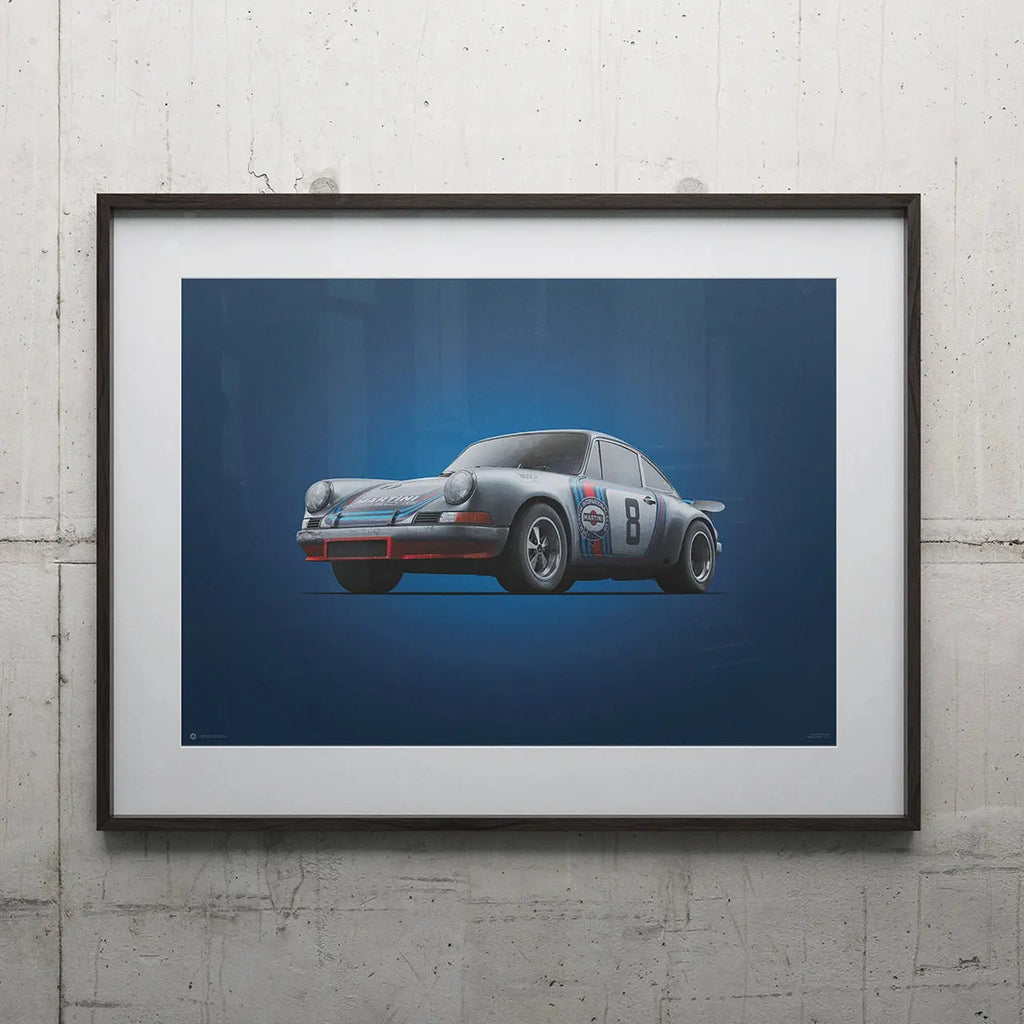 Poster Automobilist bleu avec au centre la Porsche 911 RSR Martini Targa Florio de 1973 de 3/4 avant modélisée en 3D en édition limitée dans un cadre noir