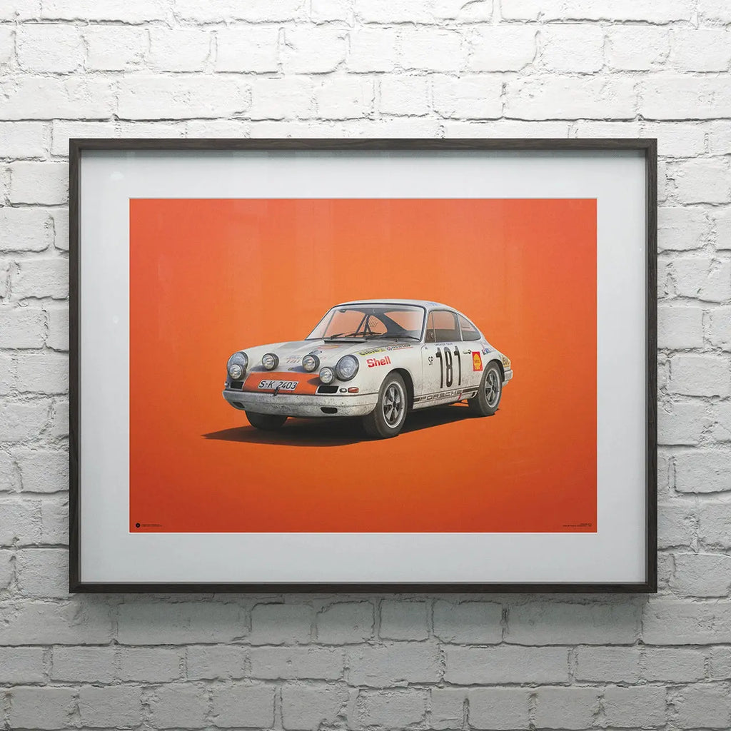 Poster Automobilist orange avec au centre la Porsche 911 R blanche au Tour de France 1969 de 3/4 avant modélisée en 3D dans un cadre noir