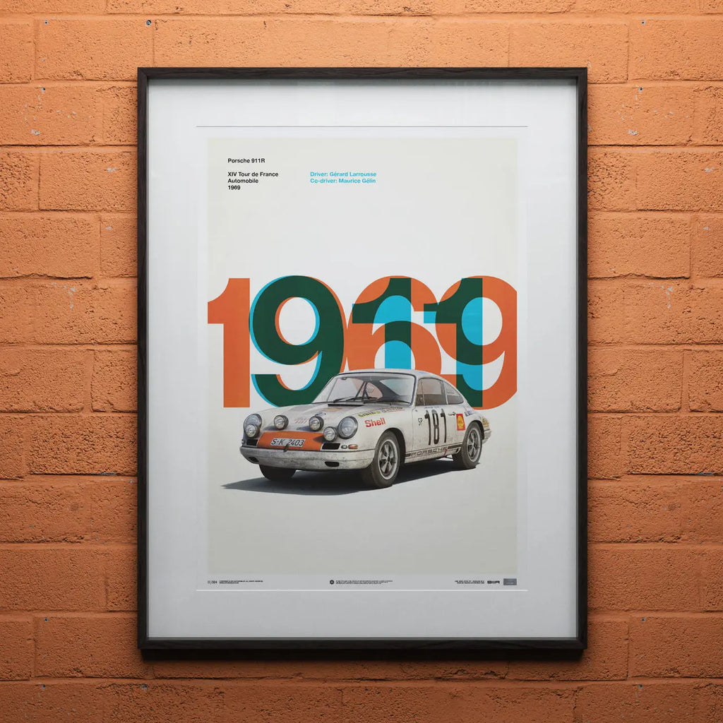 Affiche Automobilist blanc avec au centre la Porsche 911 R blanche modélisée en 3D au Tour de France 1969 écrit en orange encadrée au mur
