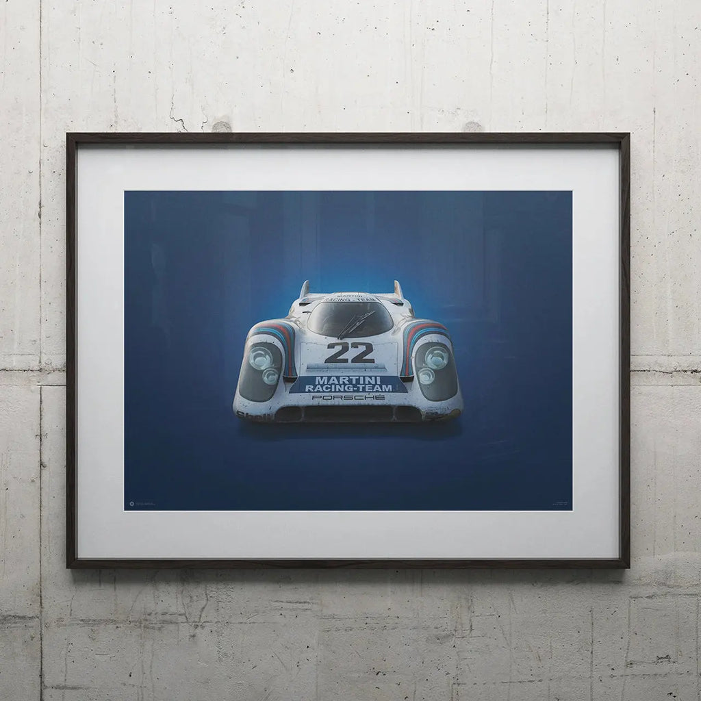 Poster Automobilist bleu montrant la Porsche 917 Martini 24H Le Mans 1971 de face modélisée en 3D dans un cadre noir