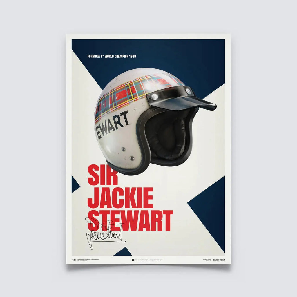 Poster Automobilist bleu et blanc montrant le casque modélisé en 3D de Sir Jackie Stewart avec son nom écrit en rouge et la signature du pilote