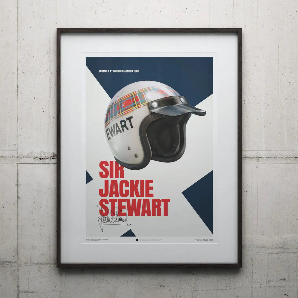 Poster Automobilist bleu et blanc montrant le casque modélisé en 3D de Sir Jackie Stewart avec son nom écrit en rouge et la signature du pilote encadré