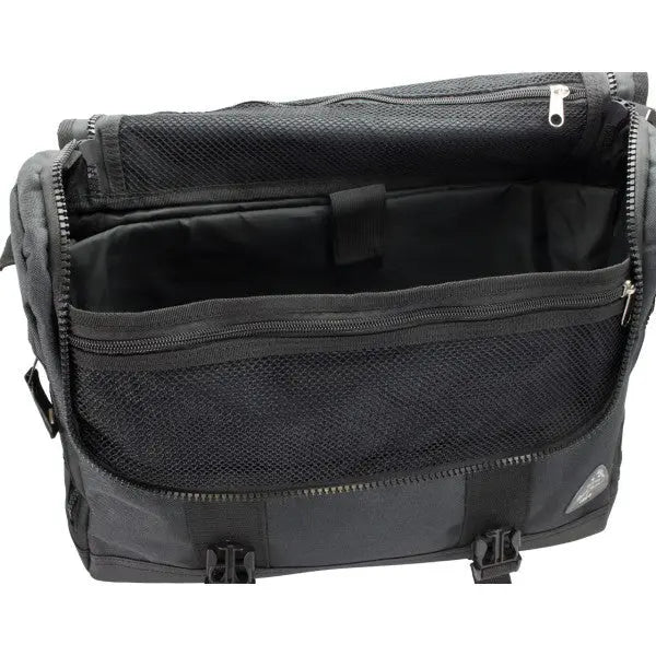 Intérieur du Sac Messager noir Ayrton Senna Born in Brasil rouge montrant le rabat ouvert par une fermeture éclaire sur une grand compartiment à plusieurs poches