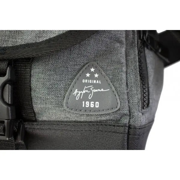 Zoom sur un écusson brodé portant la signature du pilote du Sac Messager gris Ayrton Senna Legendary