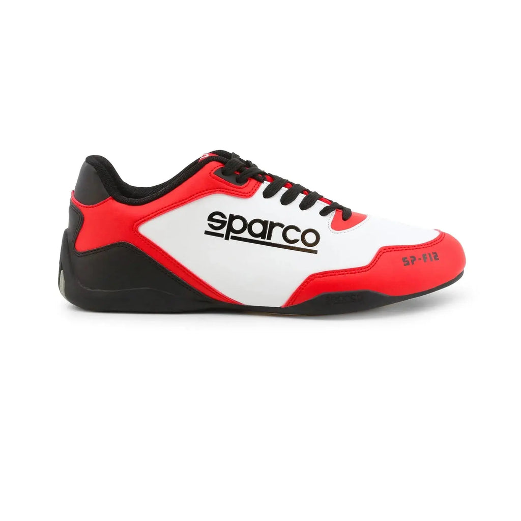 Sneakers Sparco SP-F12 blanc rouge et noir, lacets et semelle noirs qui remonte sur le talon, gros logo Sparco noir sur le côté, vue de profil droit