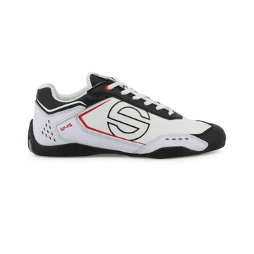 Sneakers Sparco SP-F5 blanc noir, empiècement effet carbone, semelle noire qui remonte sur le talon, gros logo S noir sur le côté, vue de profil droit