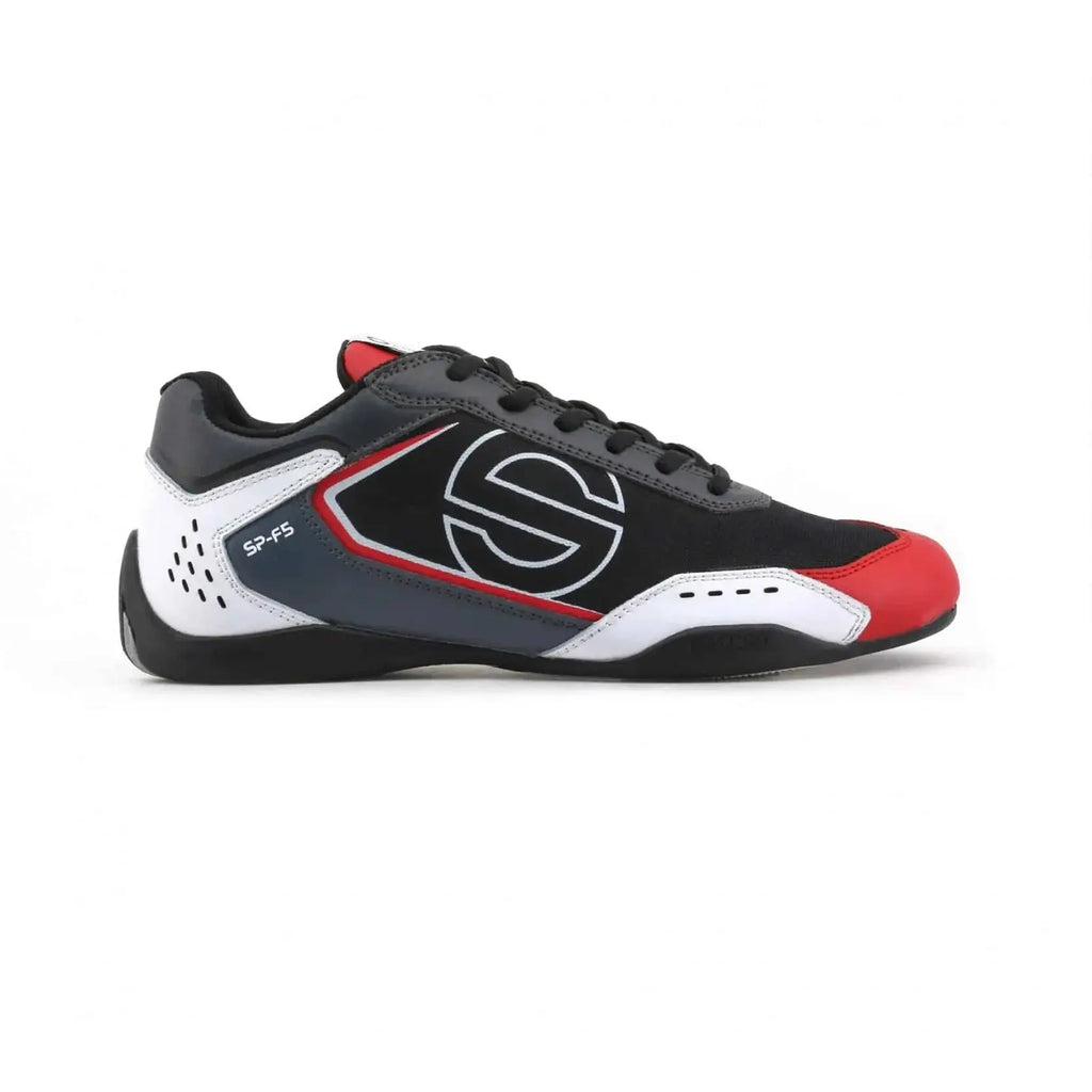 Sneakers Sparco SP-F5 gris blanc et rouge, empiècement effet carbone, semelle noire qui remonte sur le talon, gros S blanc sur le côté, vue de profil droit