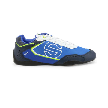 Sneakers Sparco SP-F5 bleu vert, empiècement effet carbone, semelle noire qui remonte sur le talon, gros logo S blanc sur le côté, vue de profil droit