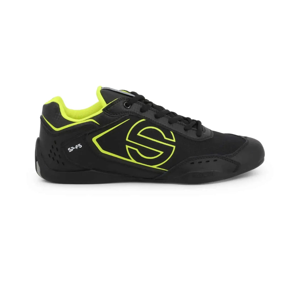 Sneakers Sparco SP-F5 noir et jaune, empiècement effet carbone, semelle noire qui remonte sur le talon, gros logo S fluo sur le côté, vue de profil droit