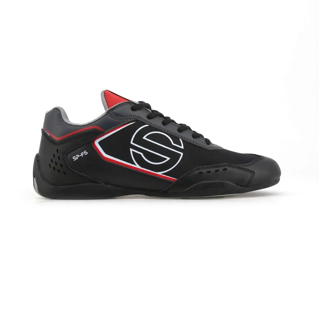 Sneakers Sparco SP-F5 noir et rouge, empiècement effet carbone, semelle noire qui remonte sur le talon, gros logo S blanc sur le côté, vue de profil droit