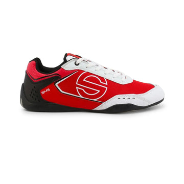 Sneakers Sparco SP-F5 rouge et blanc, lacets blancs, empiècement effet carbone, semelle noire qui remonte sur le talon, gros logo S blanc sur le côté, vue de profil droit