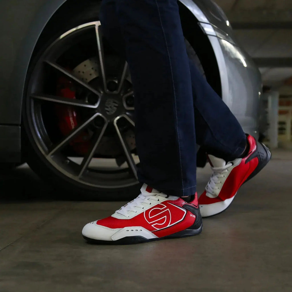Paire de Sneakers Sparco SP-F5 rouge et blanc, lacets blancs, empiècement effet carbone, semelle noire qui remonte sur le talon, gros logo S blanc sur le côté, portée