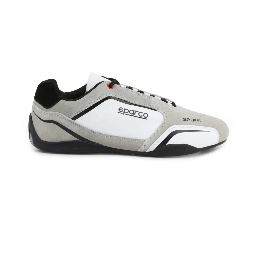 Sneakers Sparco SP-F6 blanc et gris, lacets noirs, cuir et suède, semelle noire qui remonte sur le talon, Sparco sur le côté, vue de profil droit