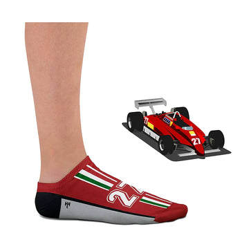 Socquette rouge Heel Tread portée, aux couleurs de la Ferrari 126C2 à côté de la F1 modélisée