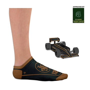 Socquette noire Heel Tread portée, aux couleurs de la livrée JPS de la Lotus 97T, à côté de la F1 modélisée