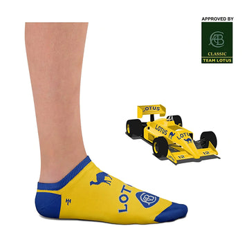 Socquette jaune Heel Tread portée, aux couleurs de la livrée de la Lotus 99T, à côté de la F1 pilotée par Ayrton Senna modélisée