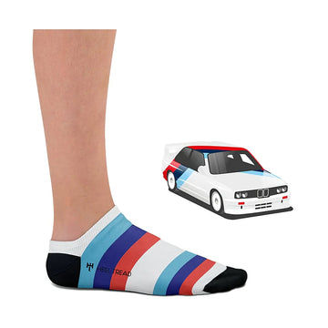 Socquette blanche Heel Tread portée, aux bandes rouges et bleues de la BMW E30, à côté de la voiture modélisée