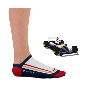 Chaussette bleue Heel Tread portée, au décor de la FW16, à côté de la F1 modélisée