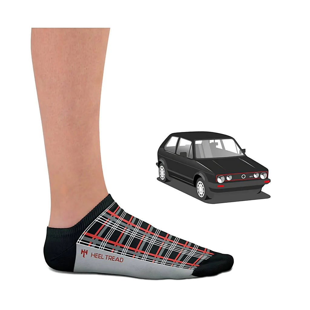Socquette noire Heel Tread portée, aux motifs du tartan écossais de la Golf GTI modélisée à côté