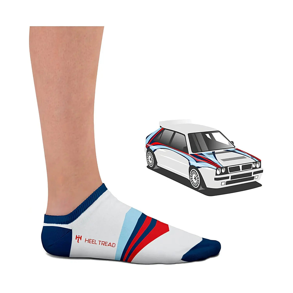 Socquette blanche Heel Tread portée, aux couleurs de la livrée Martini de la Delta Intégrale, à côté de la Lancia modélisée