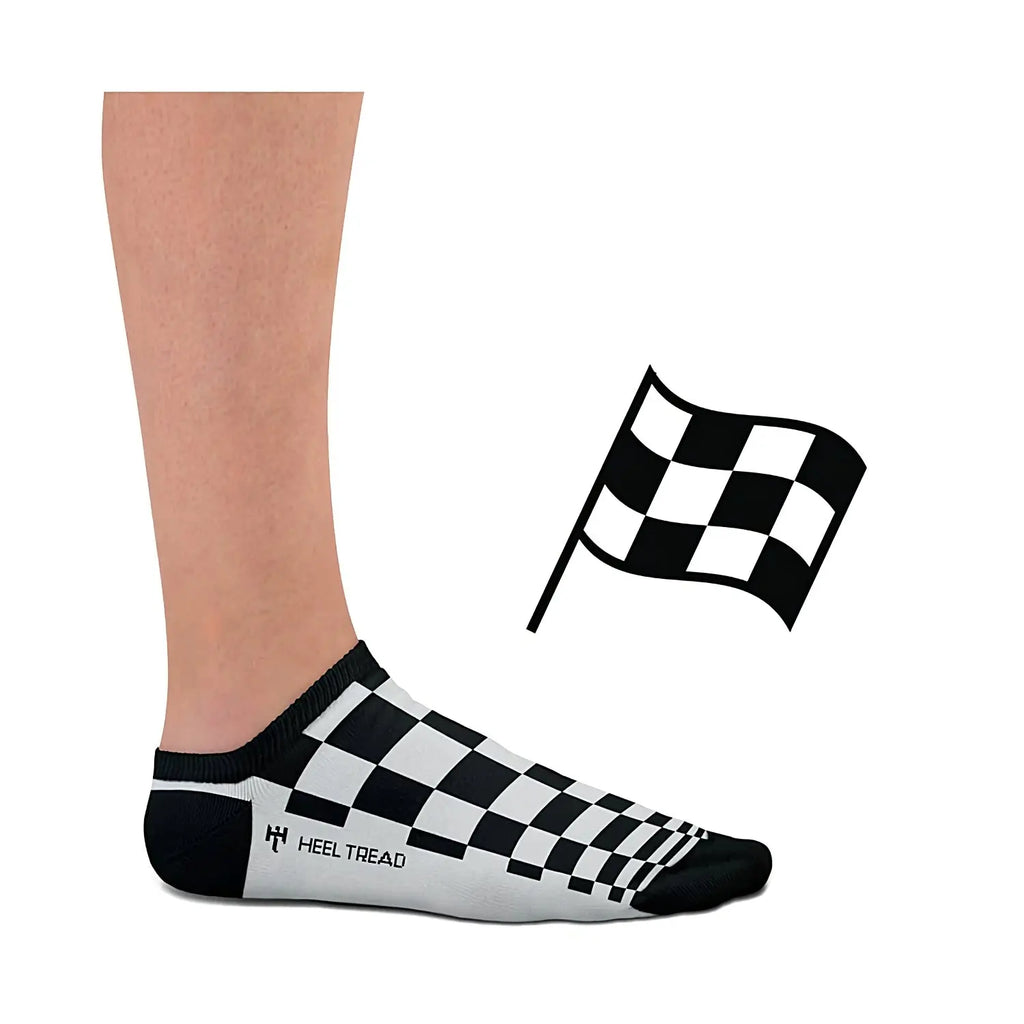 Chaussette noire et blanche Heel Tread portée, au motif drapeau à damiers du tissu Porsche Pasha