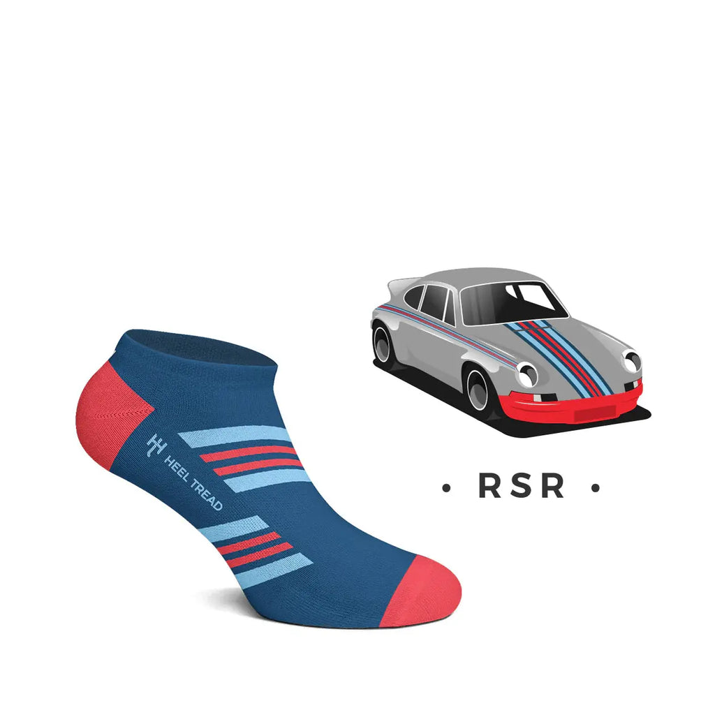 Socquette bleue Heel Tread portée, aux bandes rouges et bleues de la Porsche 911 RSR Martini Racing, modélisée à côté