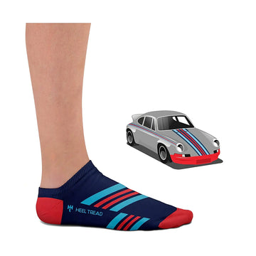 Socquette bleue Heel Tread portée, aux bandes rouges et bleues de la Porsche 911 RSR Martini Racing, modélisée à côté
